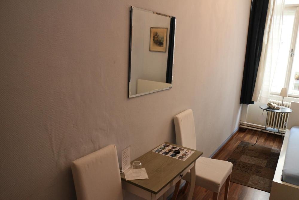 Single Room with Shared Toilet in the Hall