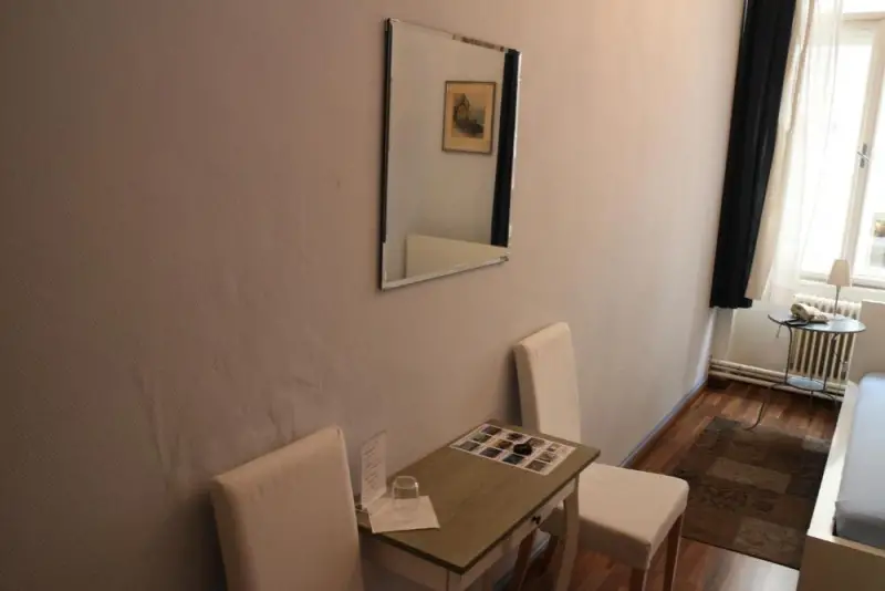 Single Room with Shared Toilet in the Hall